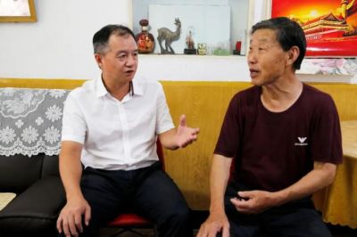 县领导看望慰问基层党员，向全县广大党员致以节日问候 