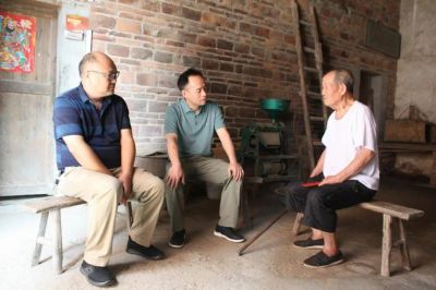 陈海平“七一”走访慰问老党员和困难党员